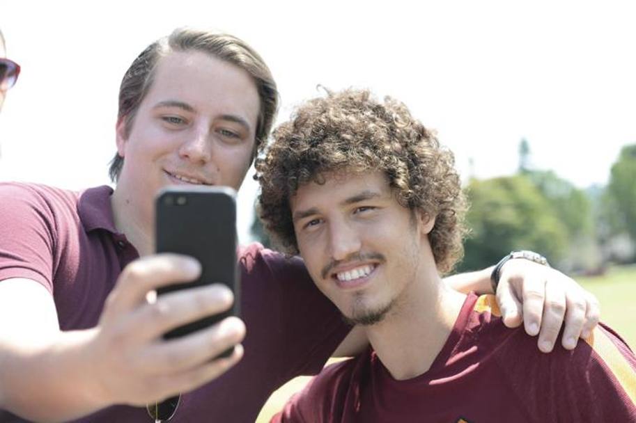Selfie con tifoso per il neo-giallorosso Salih Uçan. Ansa